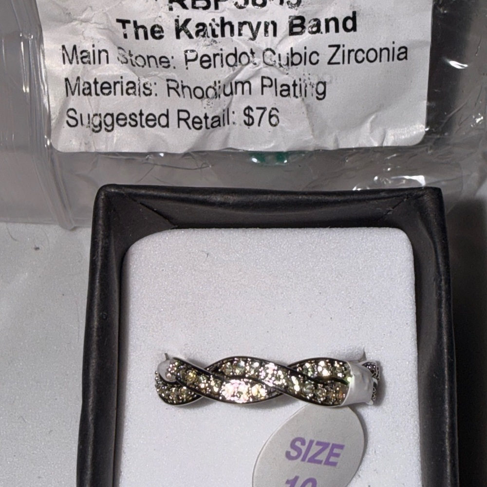 Elegant Infinity Band with Peridot Stones